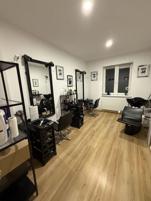 Wyposażenie salonu fryzjerskiego,myjka,fotele,pomocniki,lustra,regały