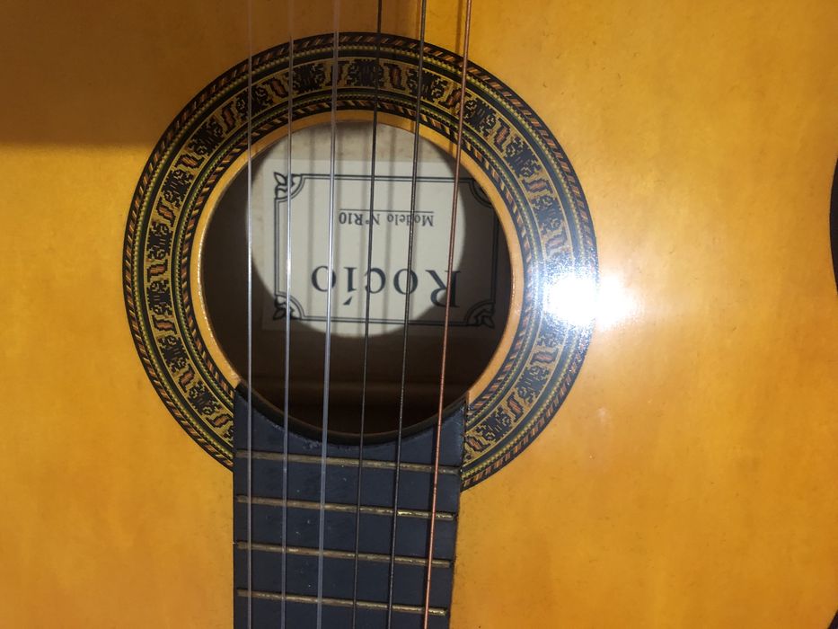 Guitarra clássica marca Rocío modelo n°r10 com acessórios e capa