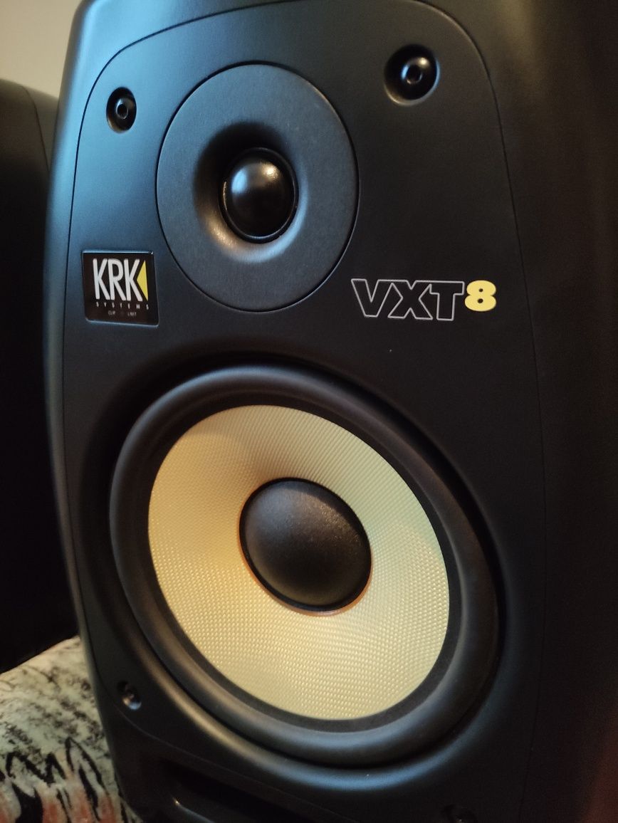 Monitory KRK VXT 8. F-a vat.