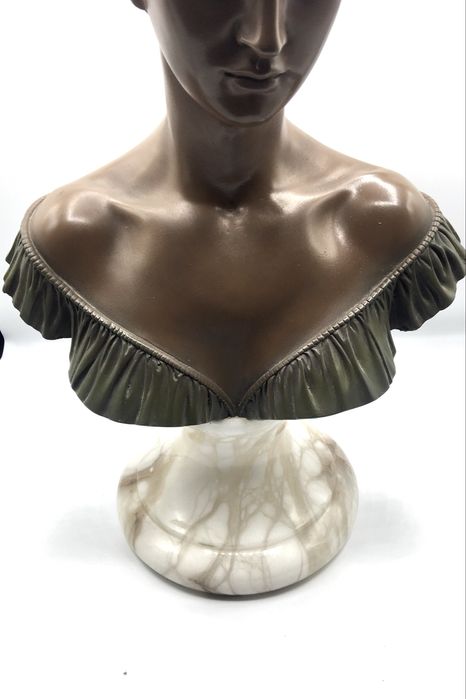 Busto em marmore e resina