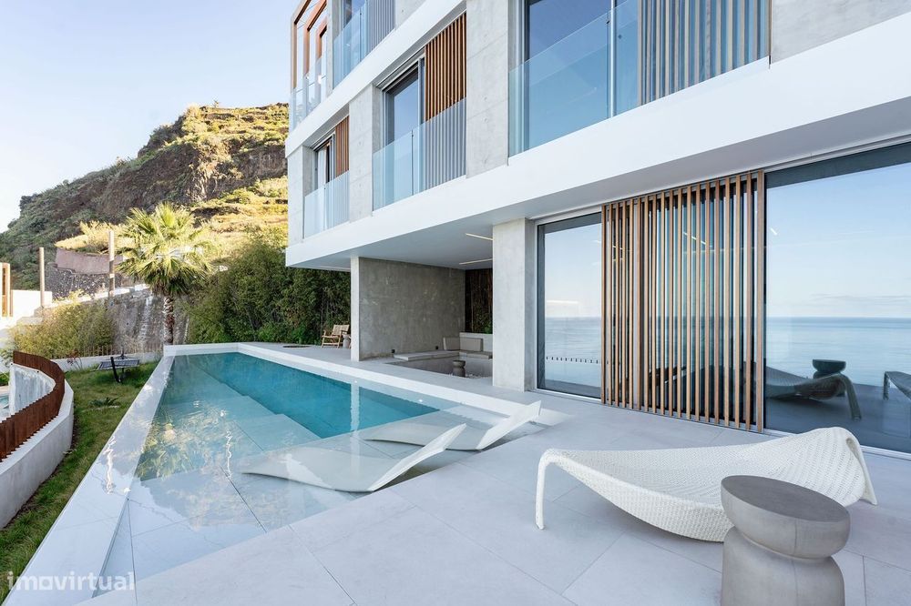 Moradia T3 com Piscina Infinita e Vista Panorâmica no Arco da Calheta!