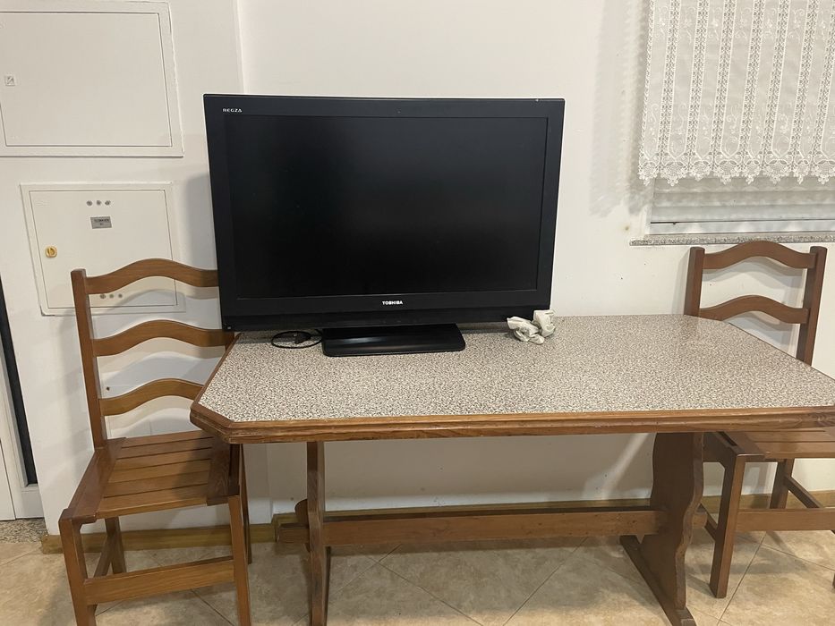 Mesa e cadeiras  madeira boa