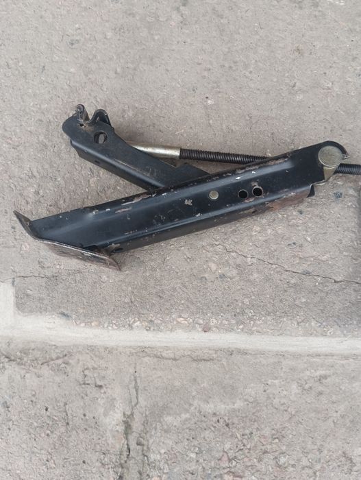 Домкрат на легковий автомобіль