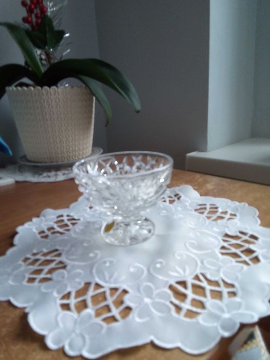 Pucharek czarka na stopce białe szkło kryształ