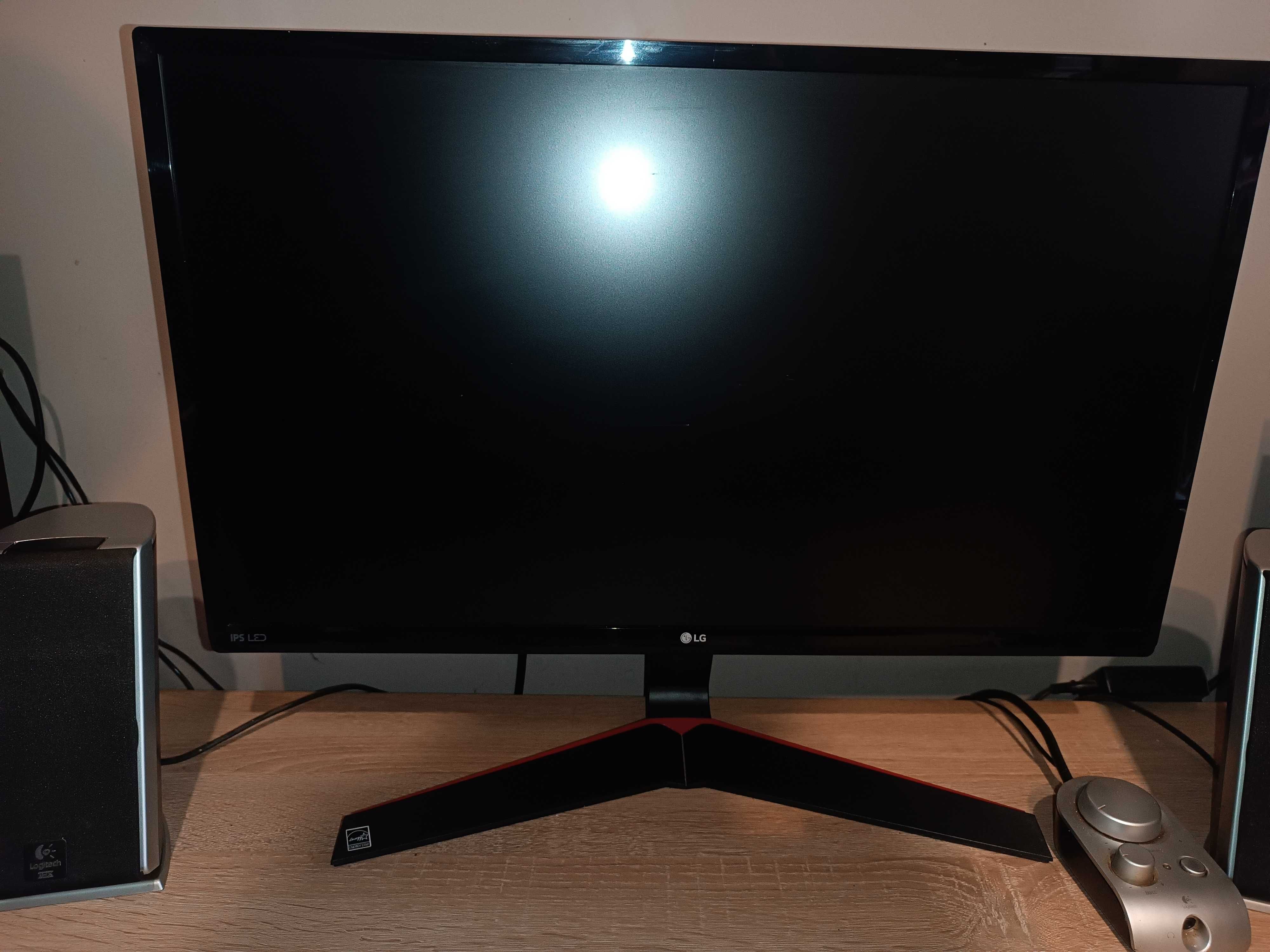 Komputer z monitorem LG