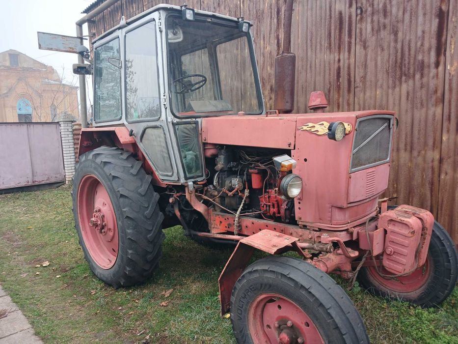 Трактор ЮМЗ в робочому стані