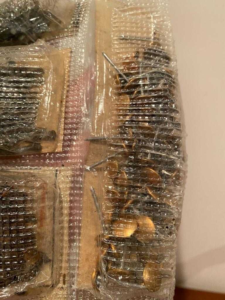 Продам 10 наборів виробів для кріплення (гвіздки, шурупи, гвинти)