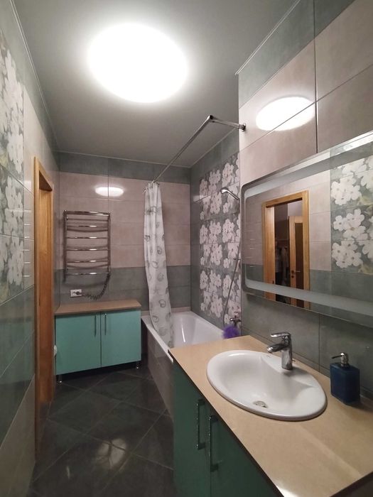 Стильний, розкішний будинок в с. Бездрик