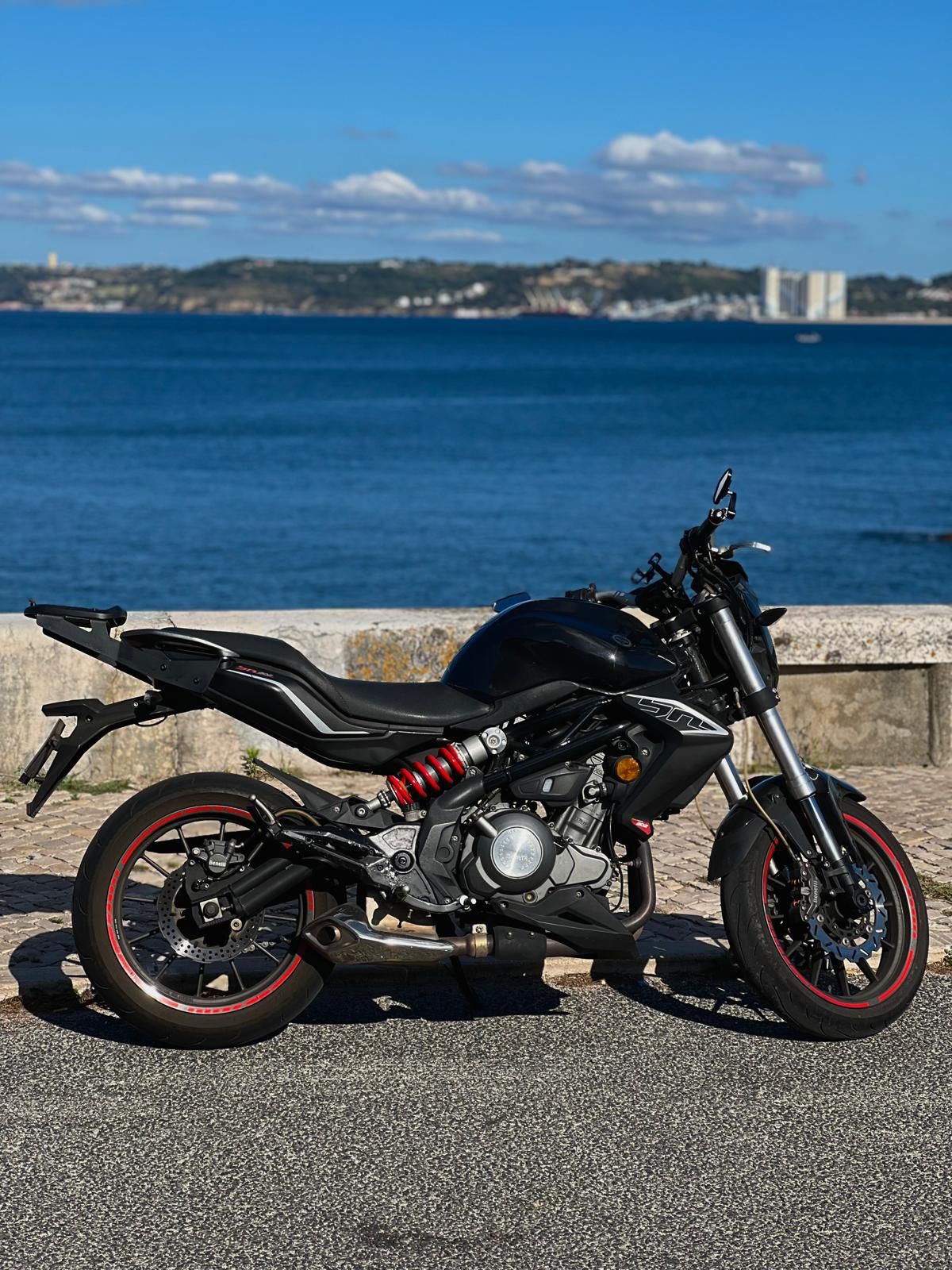 Benelli BN 302 sem ABS