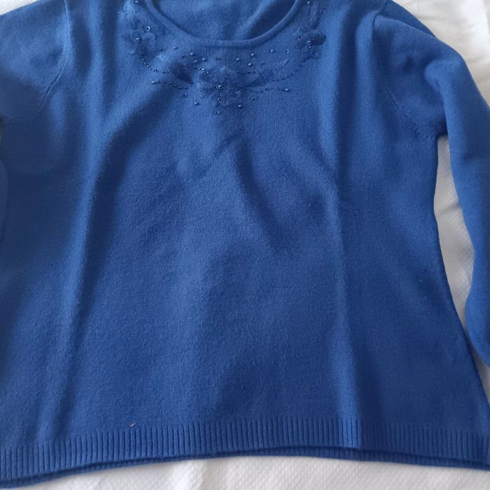 Vendo diversos casacos e camisolas