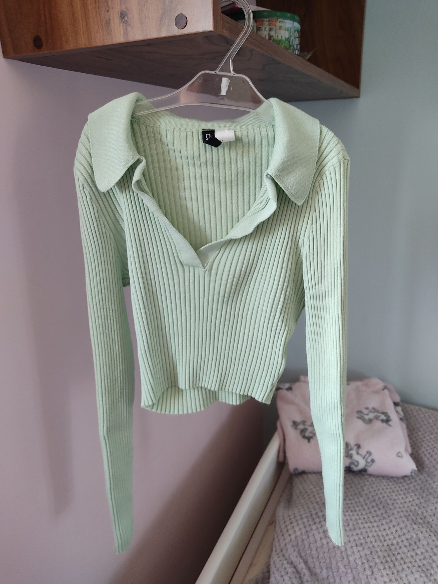 Miętowa zielona bluzka koszulka z dekoltem V H&M S 36 8 wiskoza serek