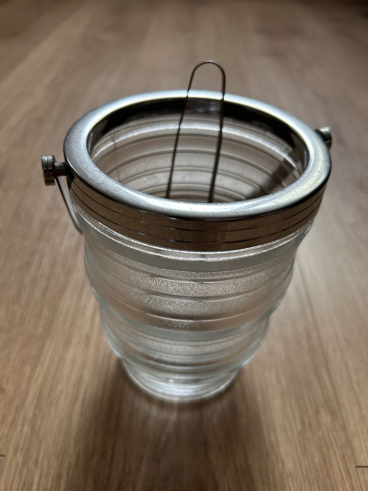 Pojemnik na lód ze szczypcami