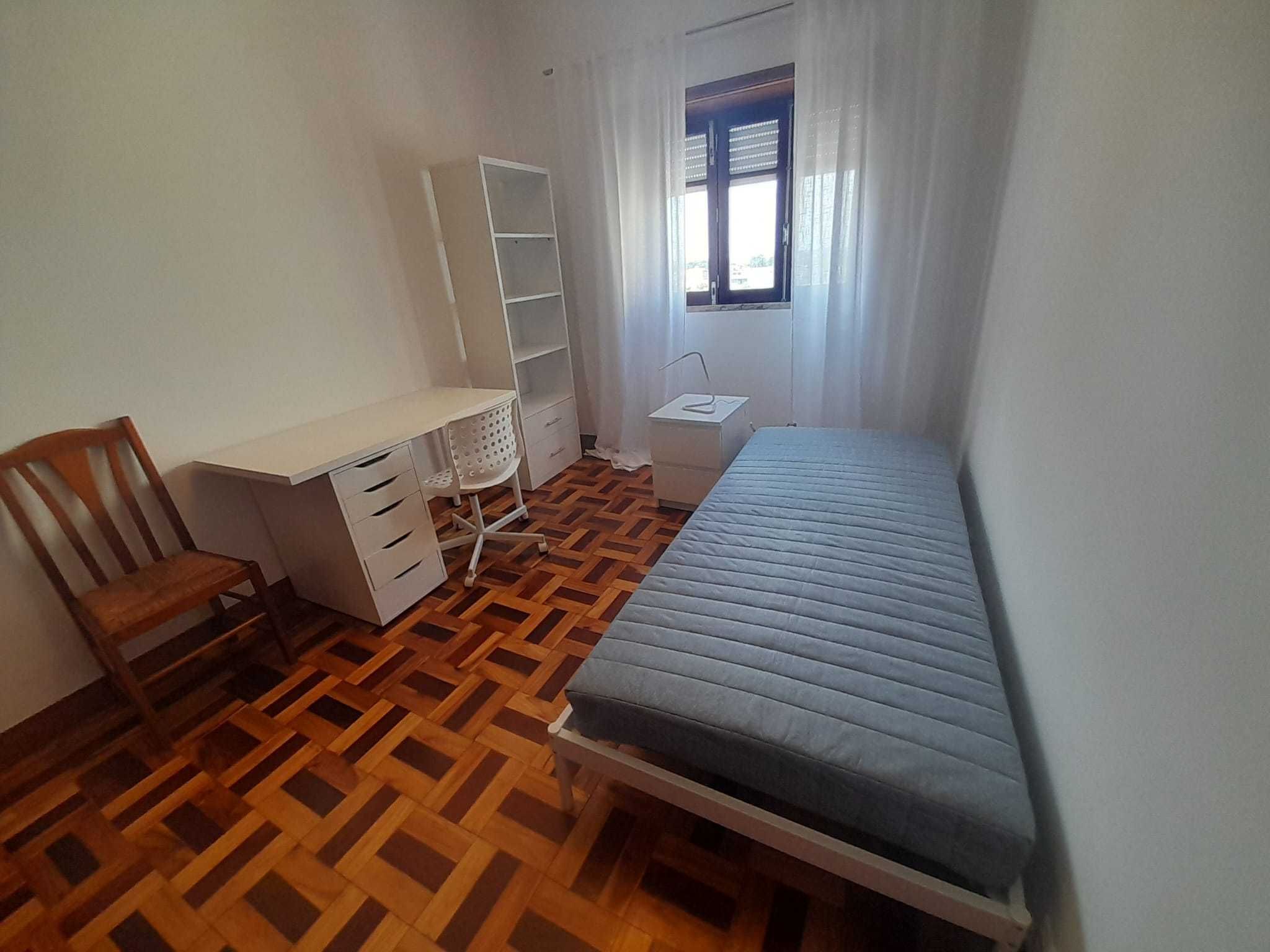 Quartos com varanda, A 50 METROS DA FACULDADE DE MEDICINA E FARMÁCIA