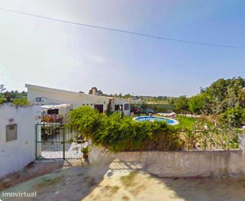 Terreno com Moradia T2 em Azeitão com Piscina e Excelente Exposição So