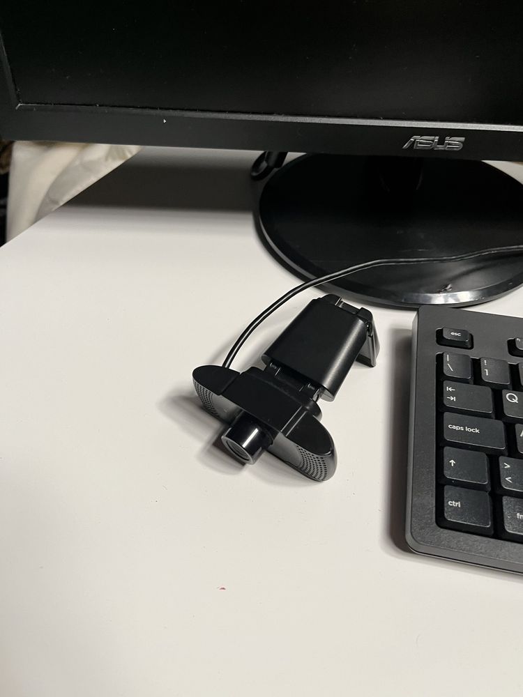 Computador + ecra + camara +…