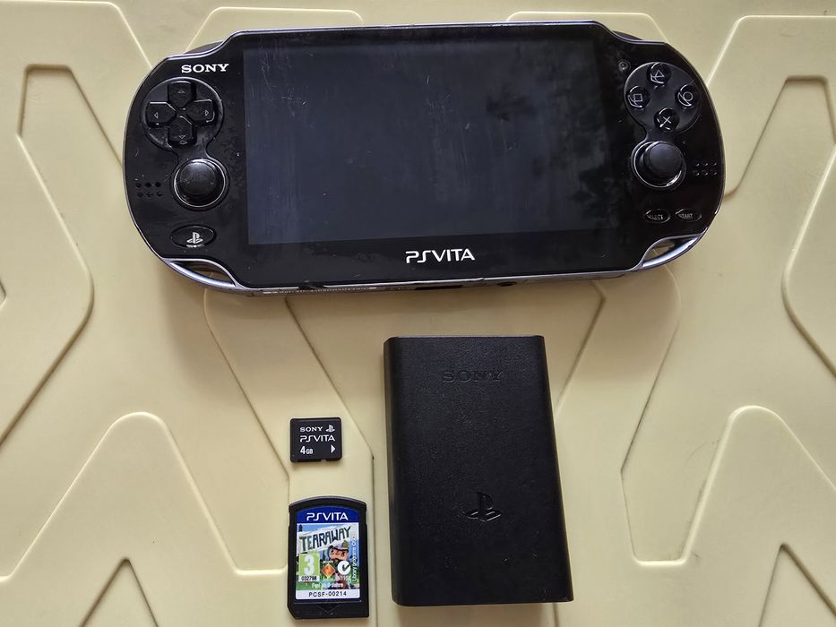 Konsola Sony PS Vita PCH-1004 OLED. Karta 4gb. Gra Tearaway.