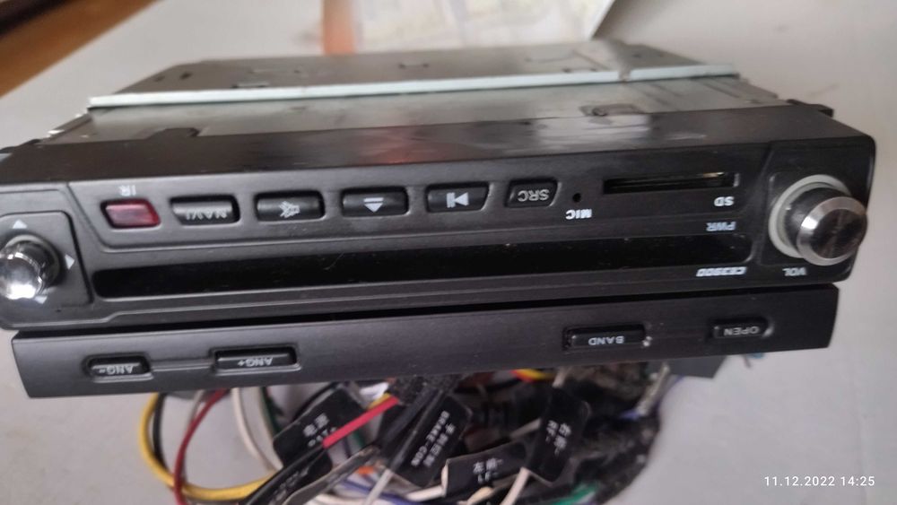 Магнітола з виїздним екраном 7''