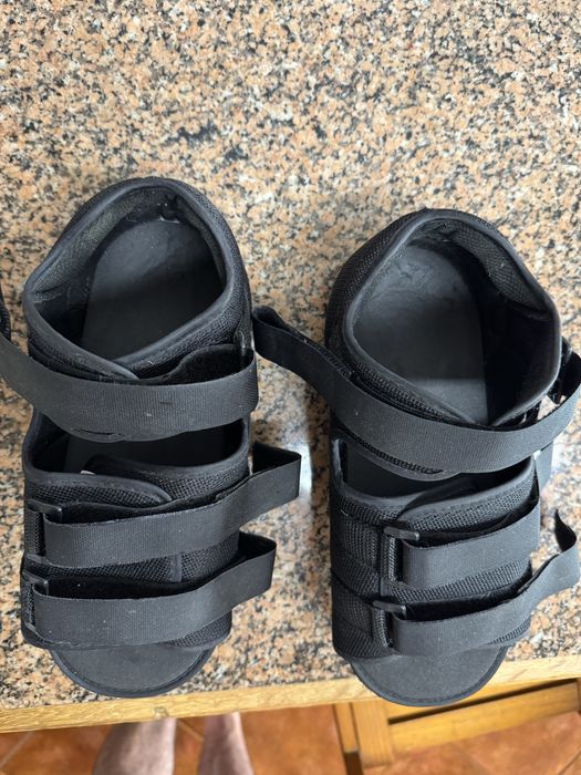 Vendo dois sapatos ortopédicos BAROUK