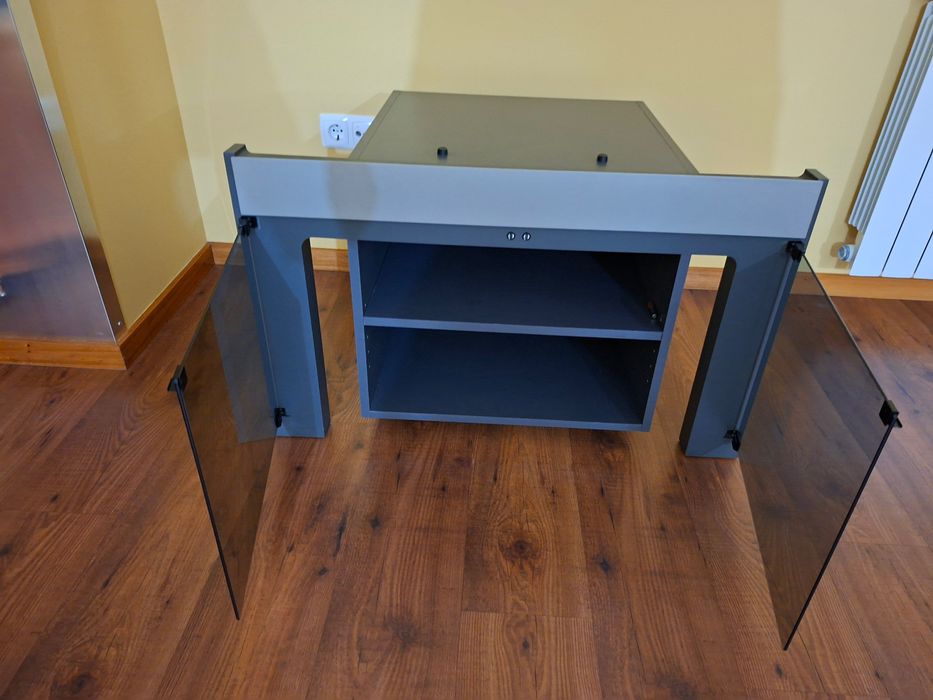 Móvel para TV com portas de vidro