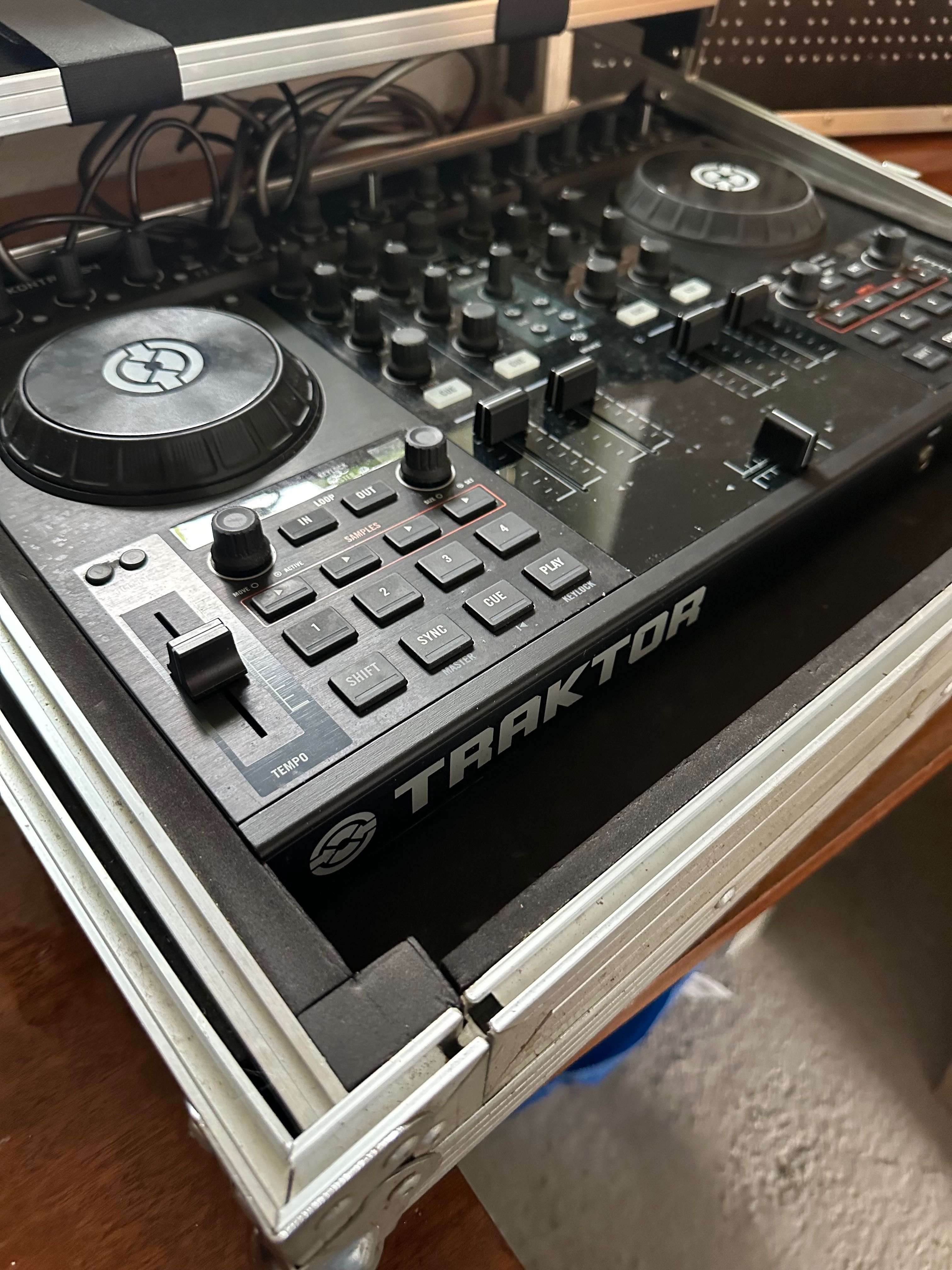 Konsola DJ Traktor S2 MK1 Stan idealny + oryginalny CASE i kable
