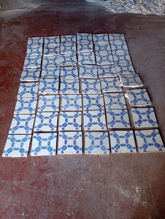 Vendo azulejos antigos muitos bonitos bom estado
