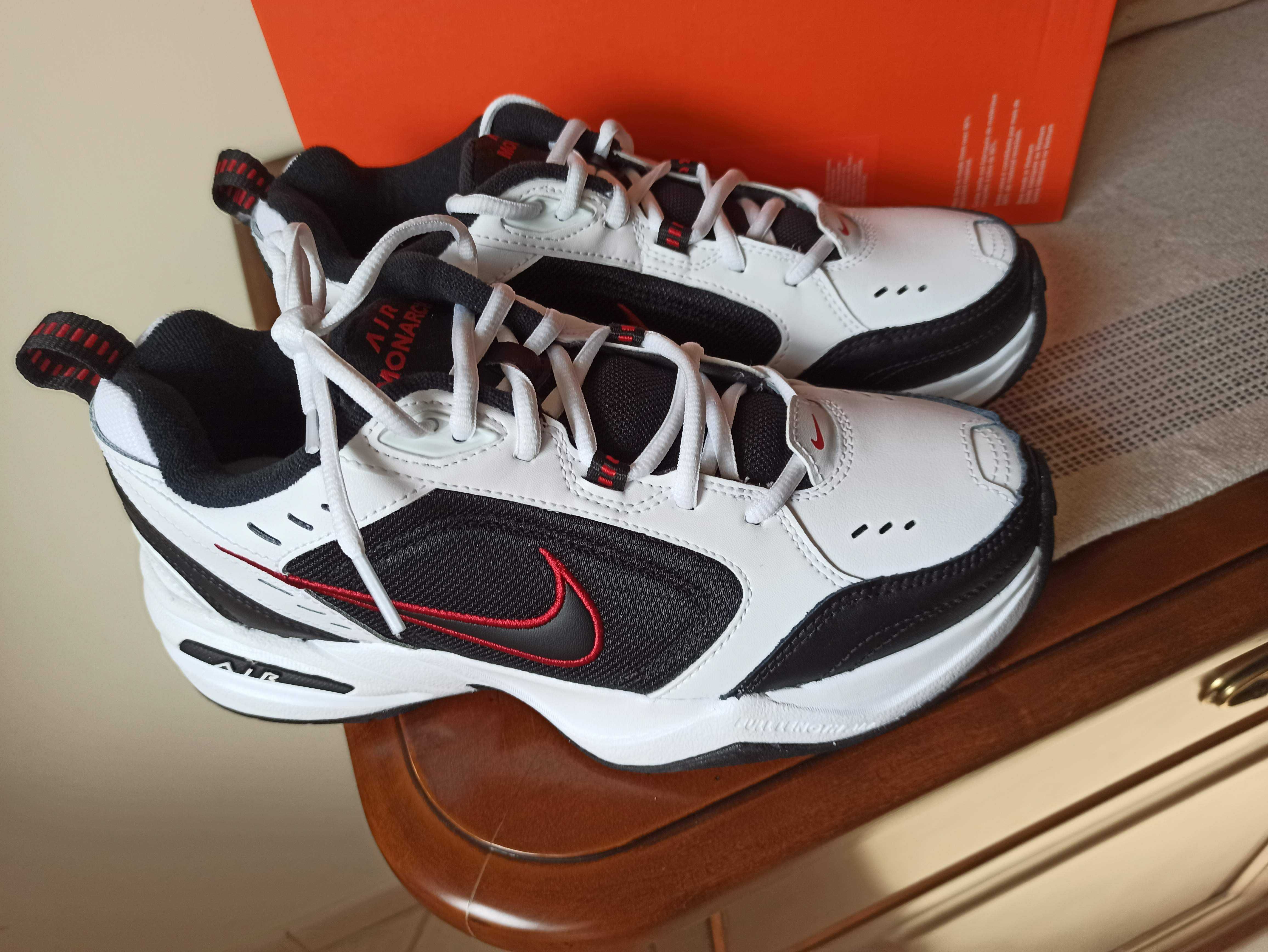 (r. 41) Nike Air Monarch IV White Black 415445,-101