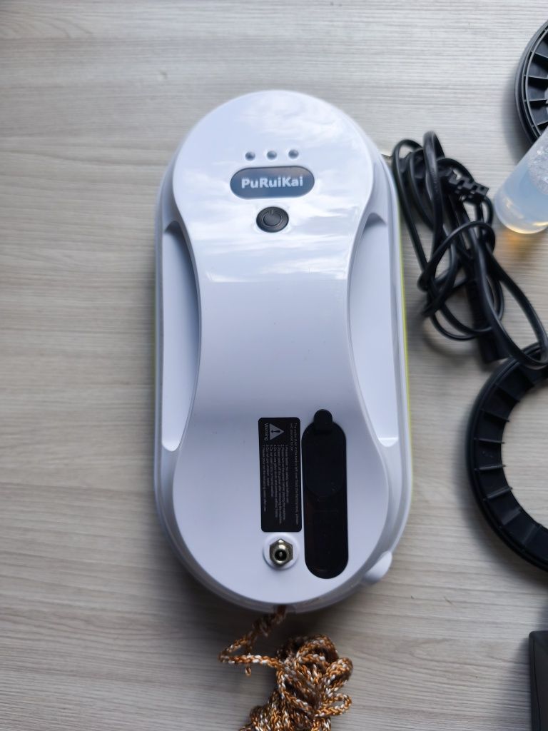 Robot do mycia okien ze spryskiwaczem jak nowa