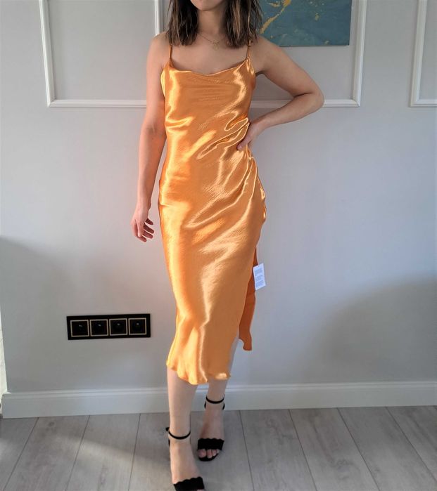 Złota sukienka midi na ramiączkach z błyszczącej satyny odkryte plecy