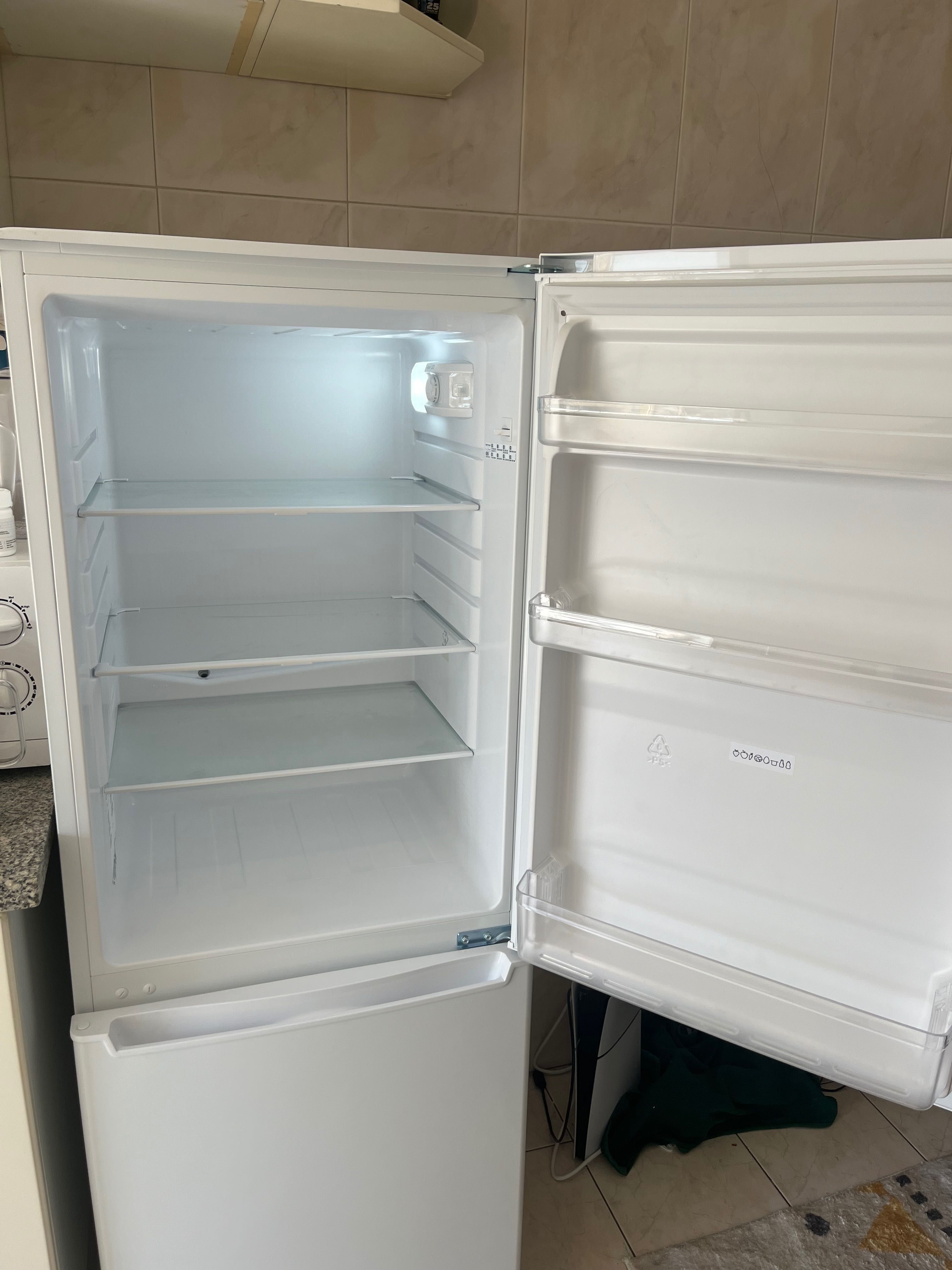 Frigorífico Candy em Ótimo Estado