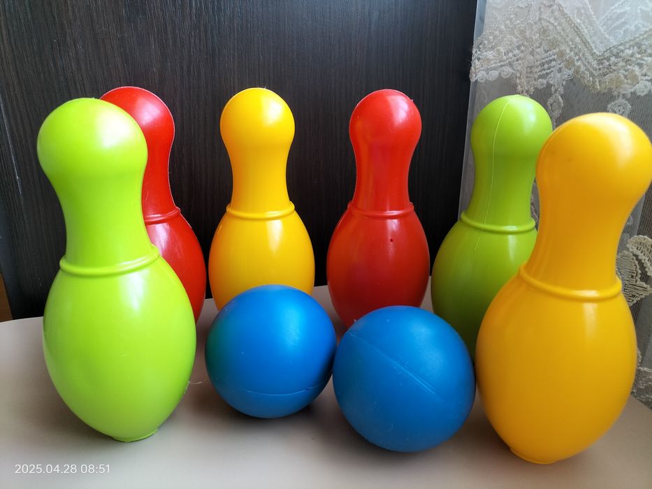 дитяча гра боулінг, кеглі