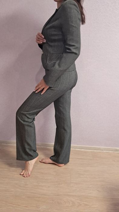 Діловий брючний костюм