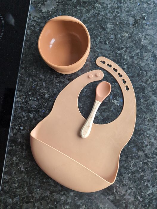 Слюнявчик, тарілка і ложка