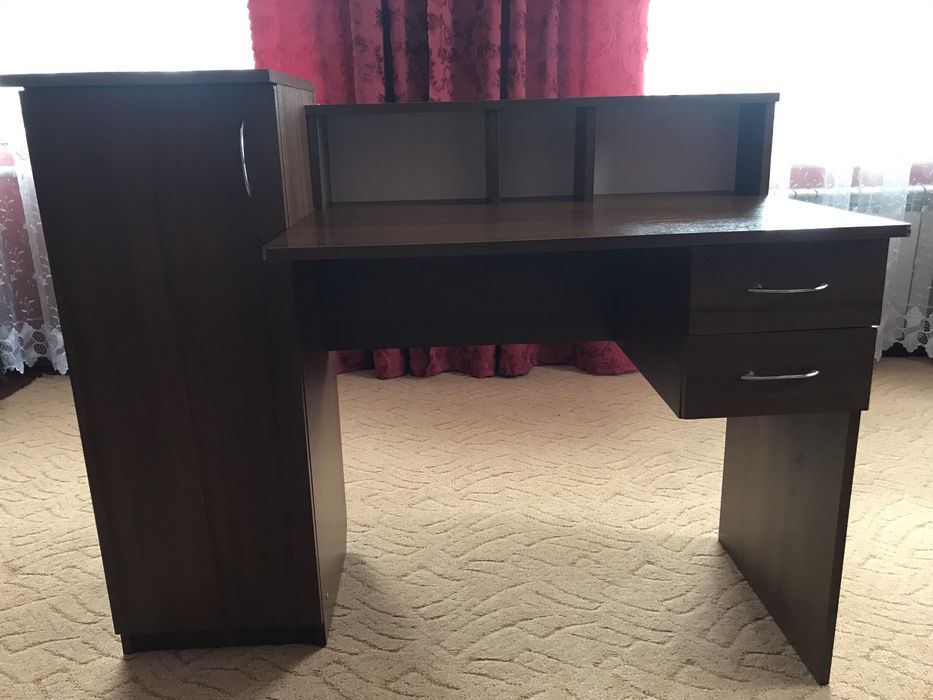 Стіл письмовий, в хорошому стані.