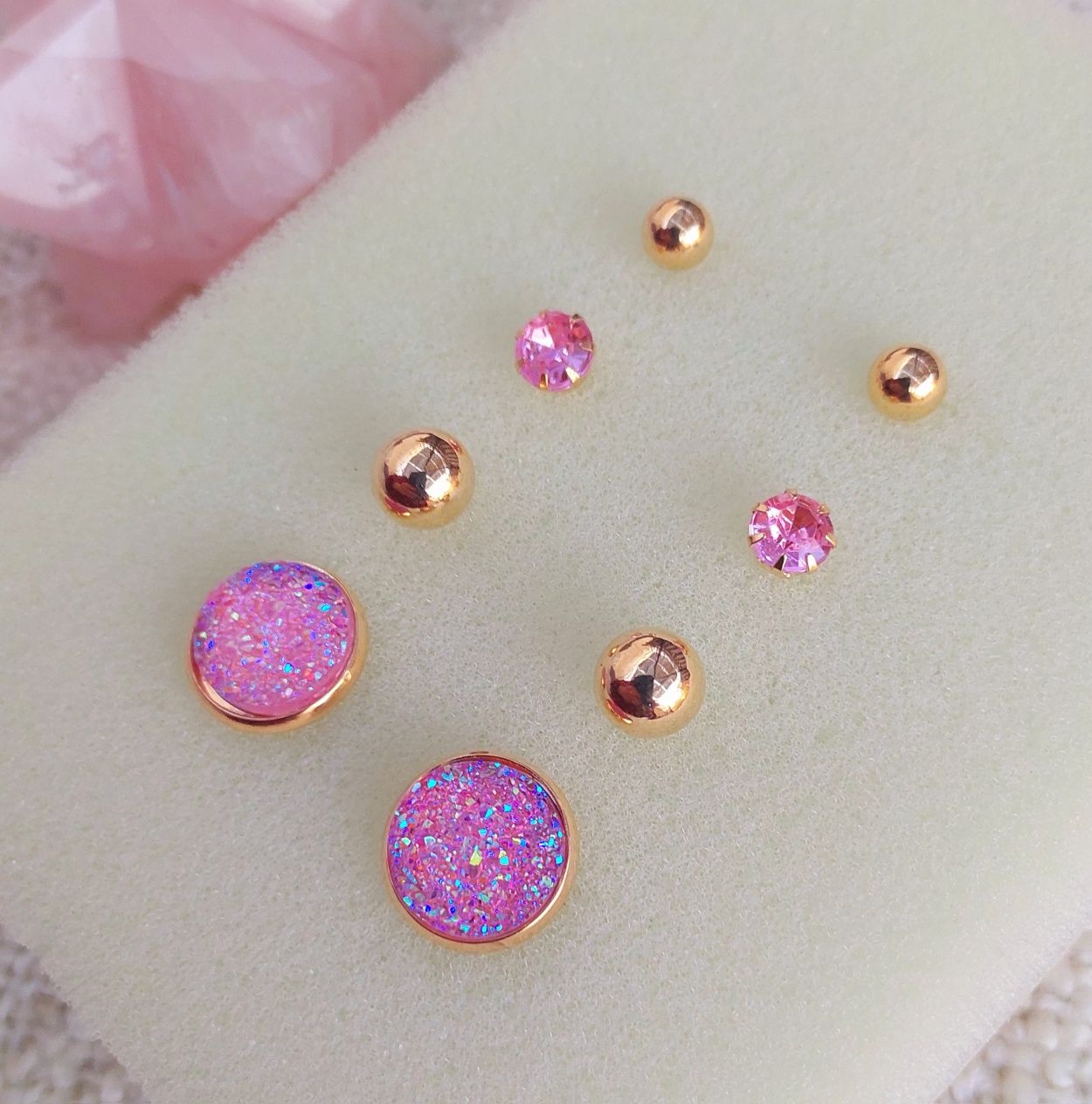 Conjunto de 4 pares de brincos dourados e cor de rosa