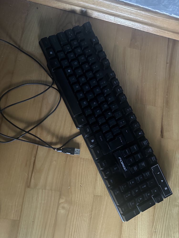 zestaw, komputer pc, nowy monitor i klawiatura,
