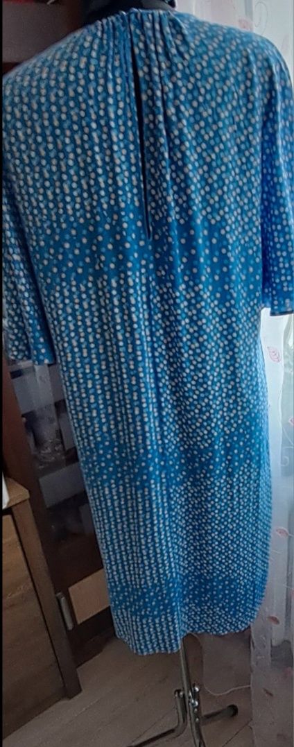 Sukienka prosta rekaw motylek z tylu lezka I guzik