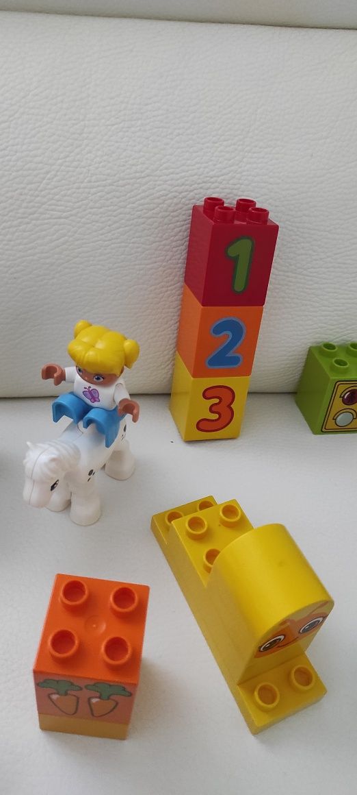 LEGO Duplo zestaw ok. 50 klocków, 2 dziewczynki, konik i kotek