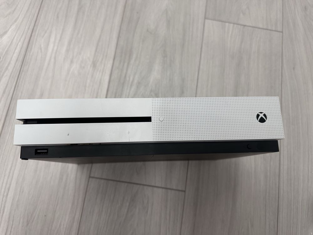 Ігроова консоль Xbox One S  на 1т