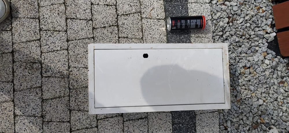Skrzynka elektryczna solidna pod bezpieczniki nie montowana wczesniej