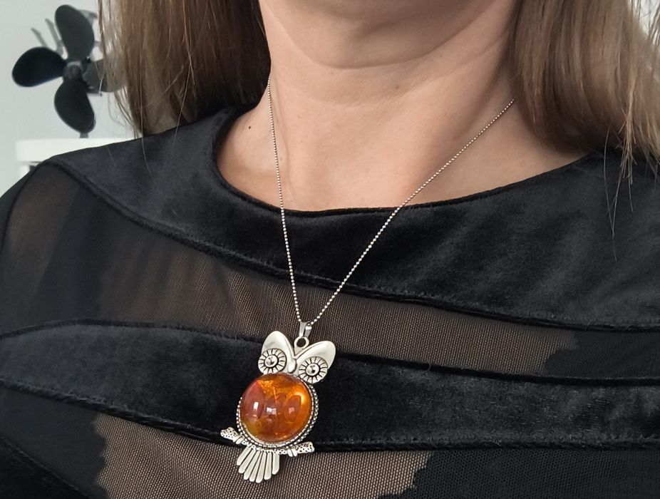 Metalowa zawieszka Sowa z bursztynem zatopionym w żywicy