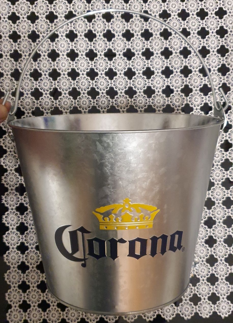 CORONA ExtraWiaderko na lód piwa cooler.