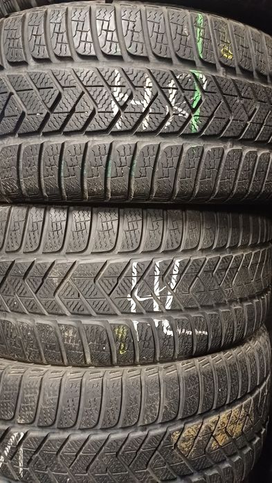Продам зимові шини б/у 235/45 r17