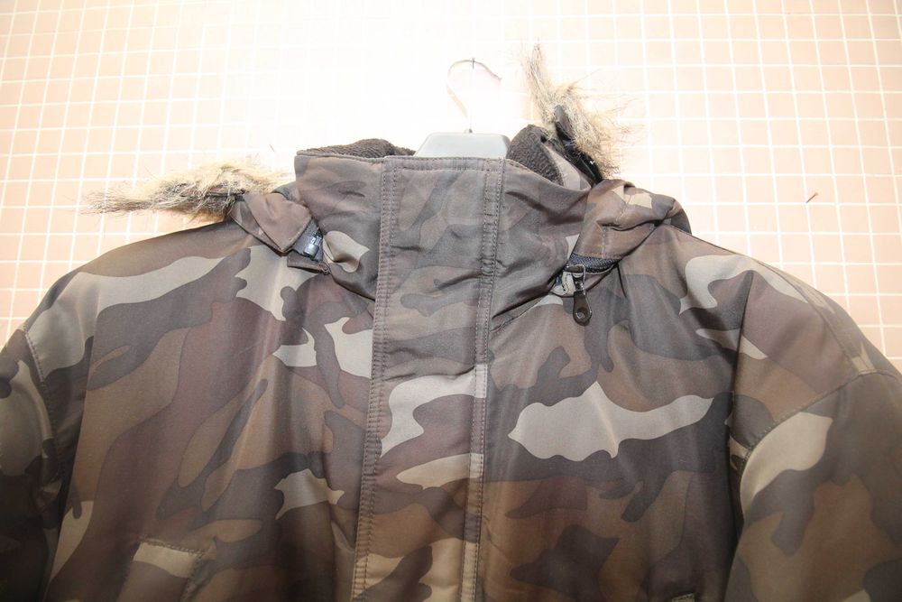 casaco/parka camuflada c/ forro acolchoado  c/ capuzc/pelo