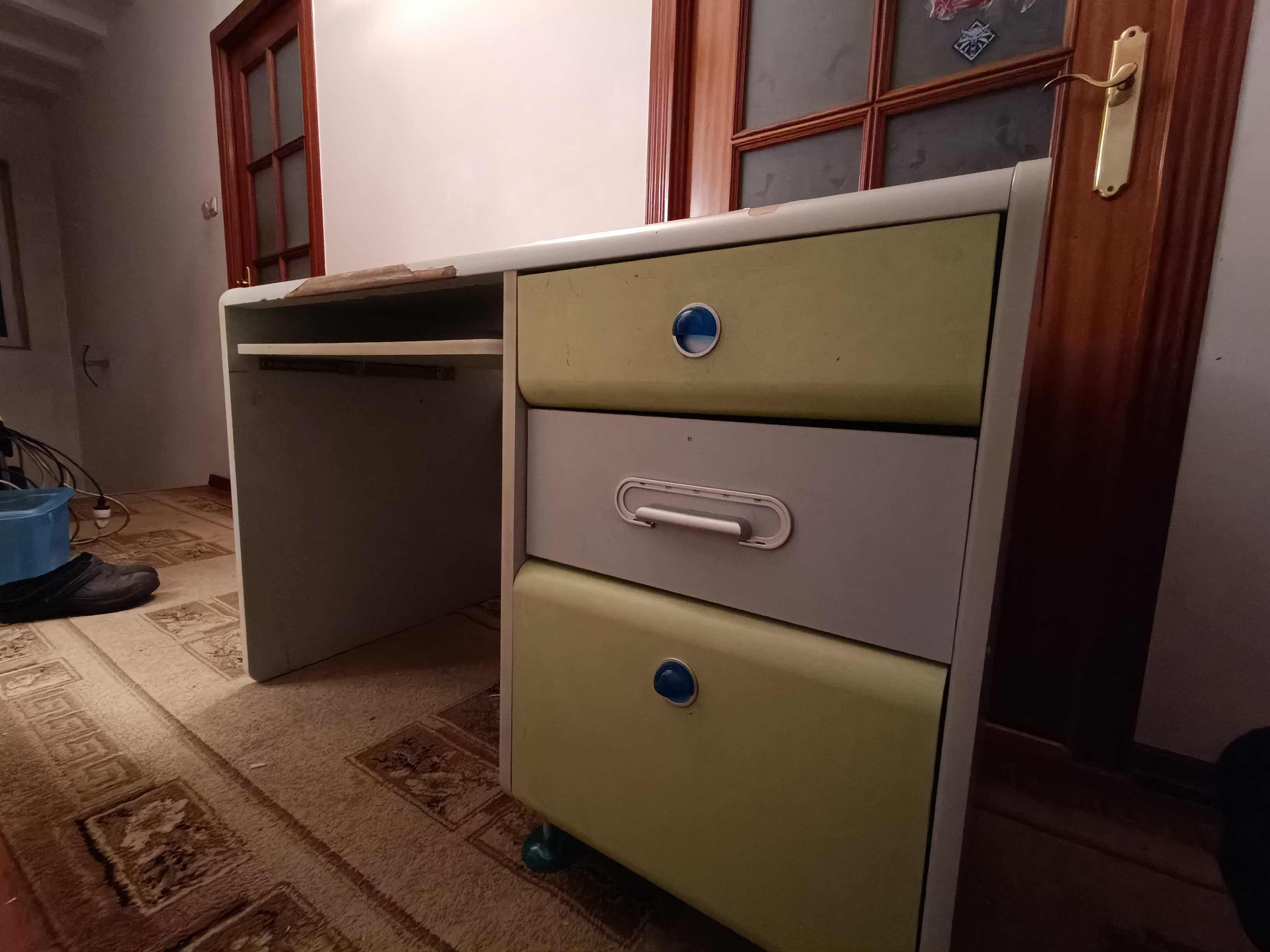 Biurko i komoda do pokoju dziecięcego używane