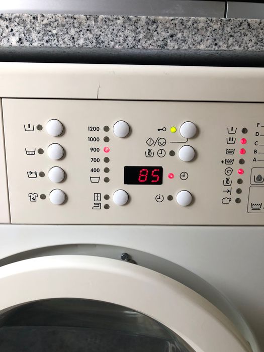 Máquina de lavar e secar roupa AEG 6 kg