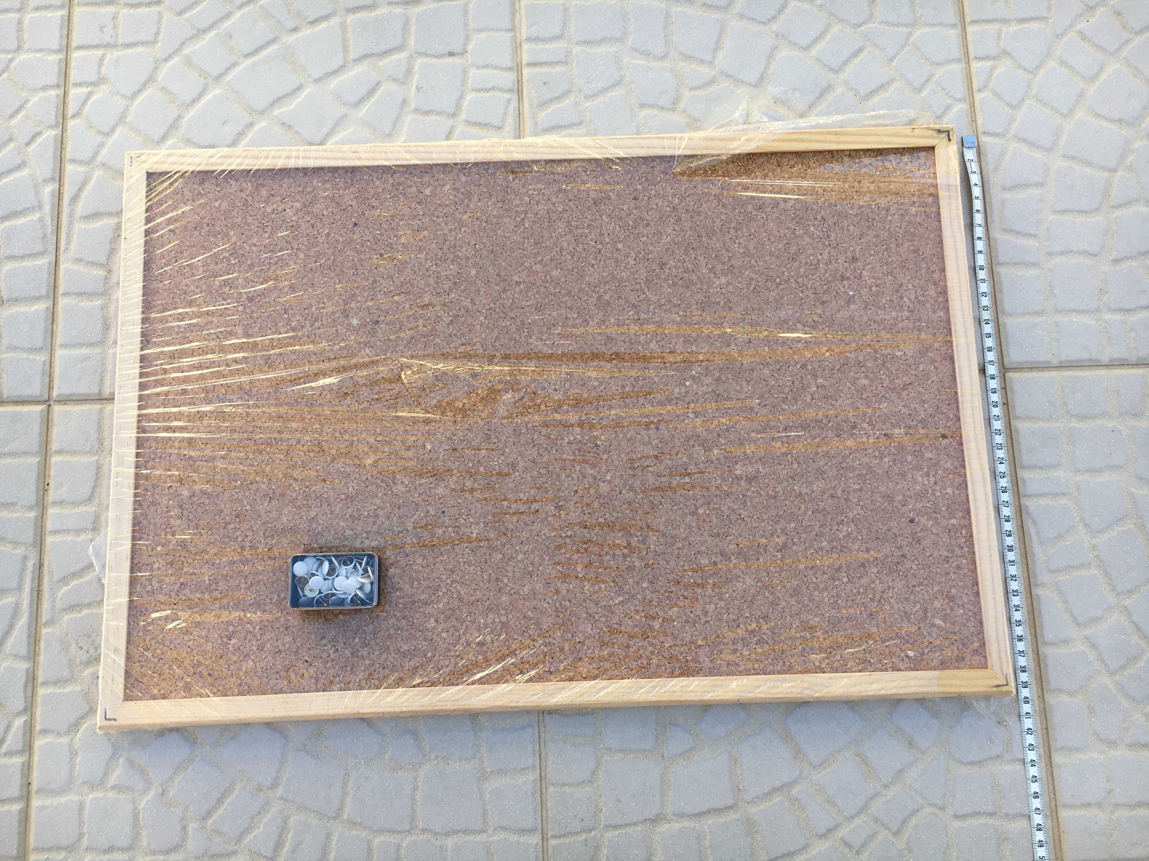 Quadro de cortiça e conjunto de pioneses