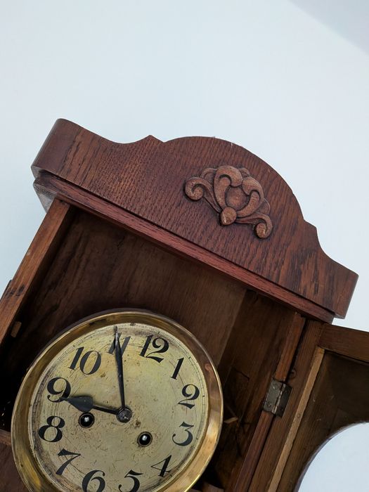 Stylowy zegar ścienny z wahadłem – lata 30–50 XX w.