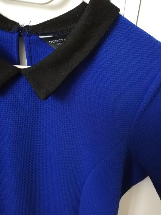 Chabrowa niebieska długa sukienka z kołnierzem