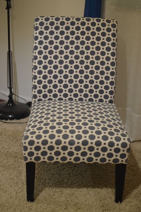 Cadeirão em tecido com estampado azul e branco