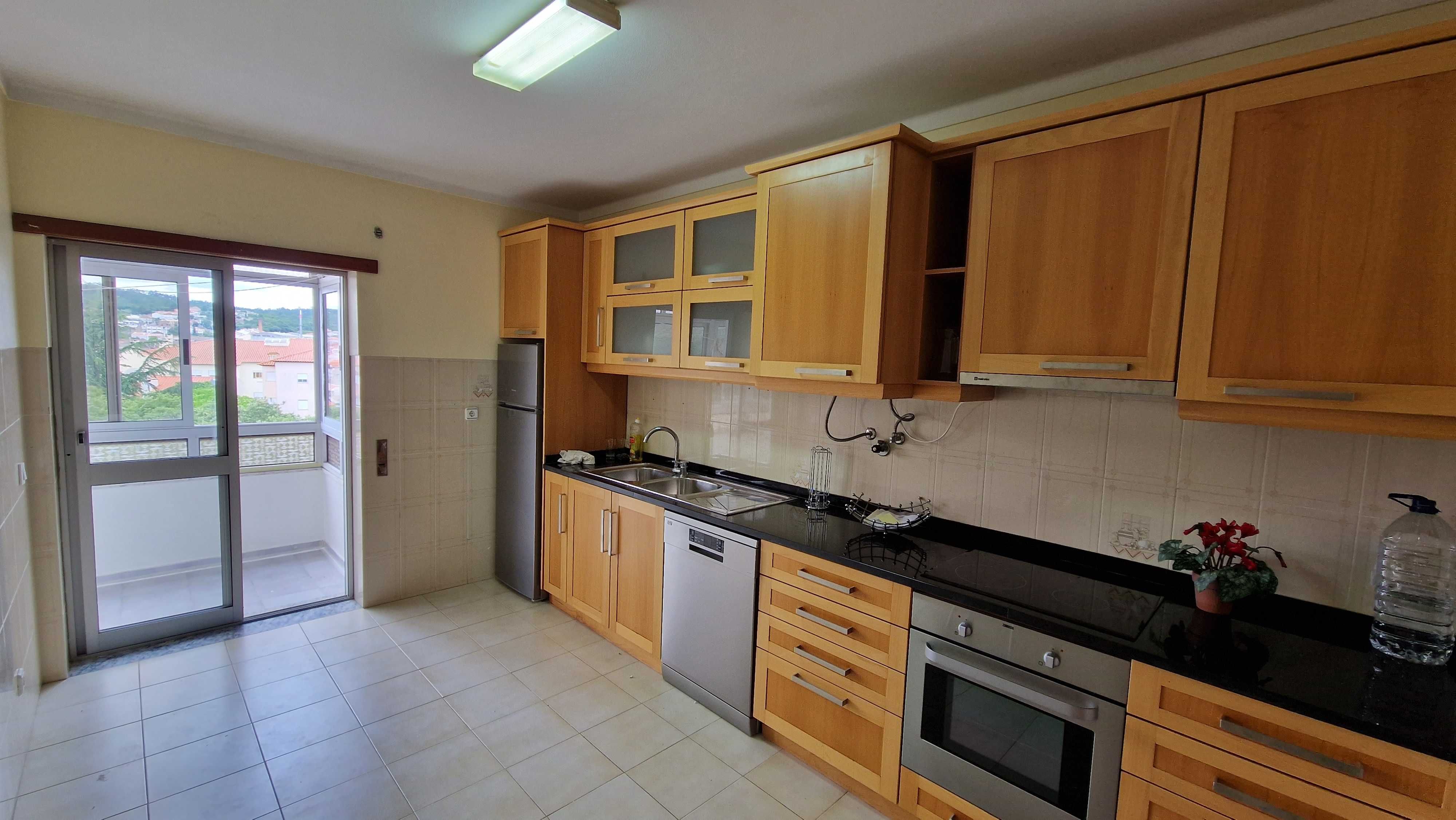 Arrenda-se Apartamento T3 | Mira de Aire | Completamente Equipado